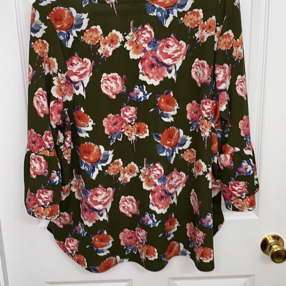Green Envelope Women's Green Floral 3/4 Bell Sleeve Blouse Size 2X - Picture 3 of 6
